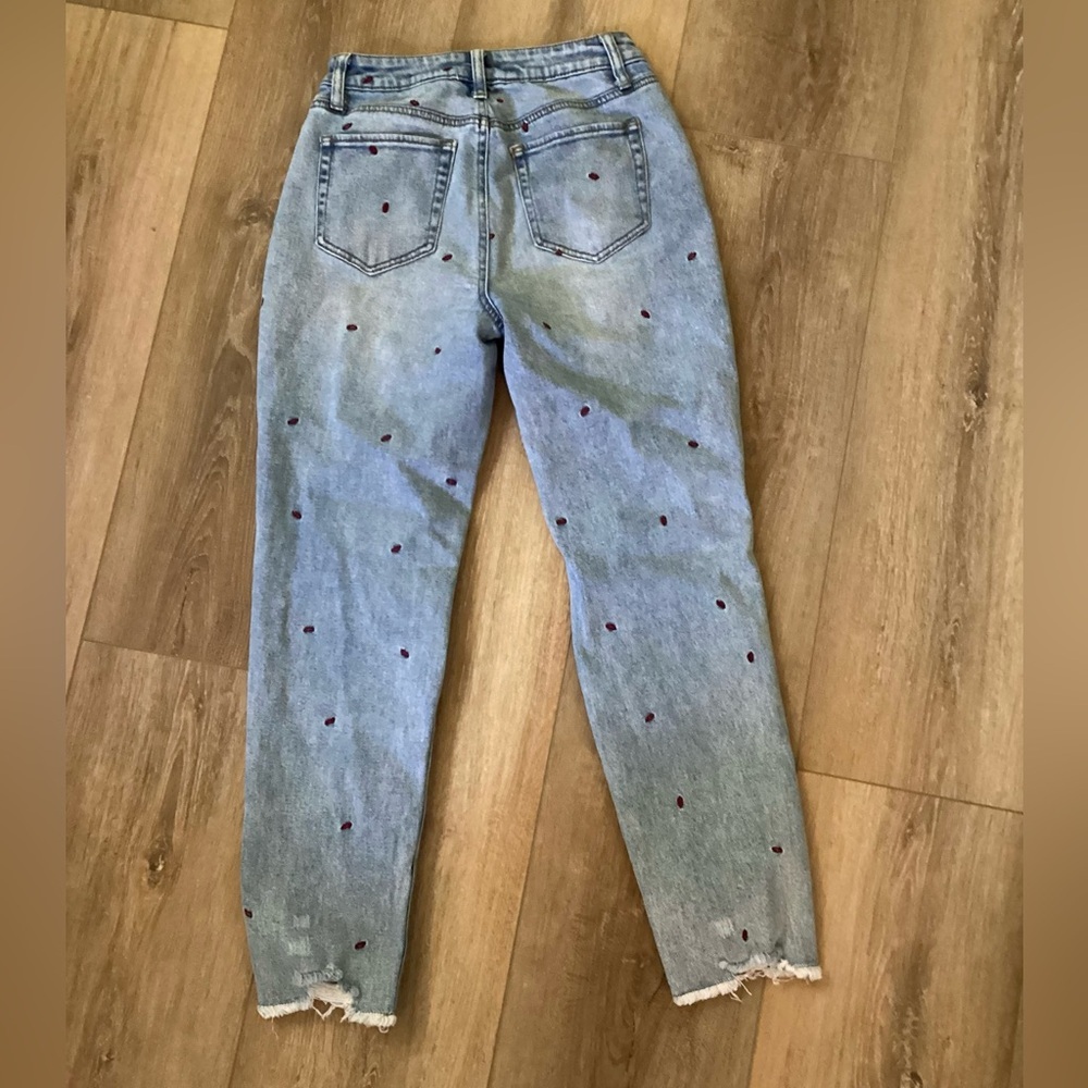 Tinsel Women’s Distressed Jeans With Embroidered Lips Size 26 High Waisted - Picture 2 of 10